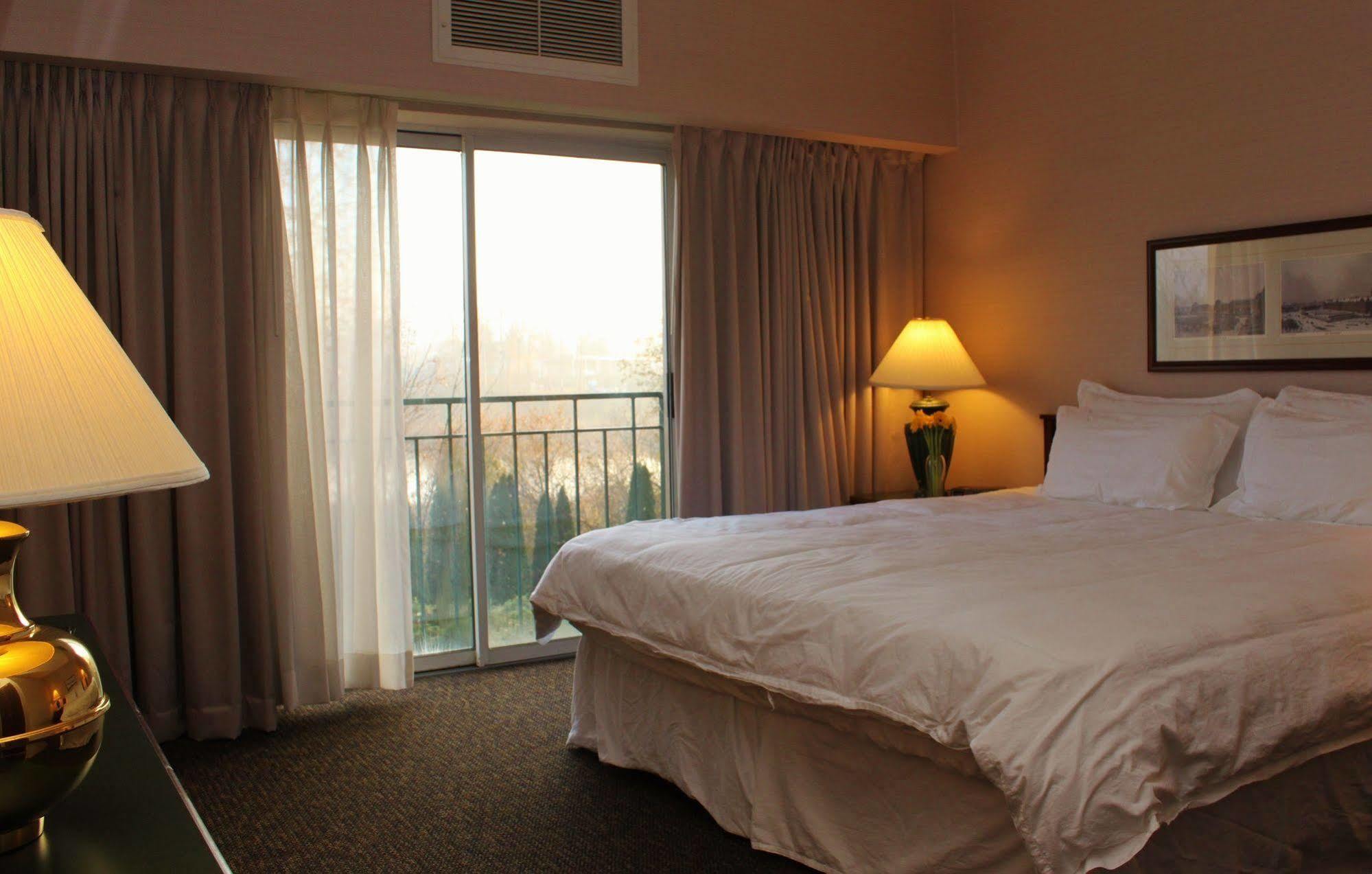 Totem Lake Hotel Kirkland Bagian luar foto